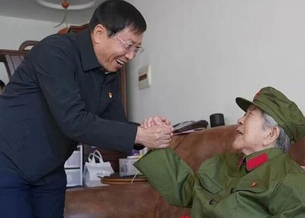 “中国梦老兵情”文艺演出走进宜川社区 传承老兵精神 献礼五一佳节