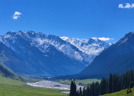 追先辈之恩 扬吾辈之义 ——新疆中企金融研究院党支部与新市区海宝社区、新疆亿创科技发展有限公司联合举办迎八一主题党日