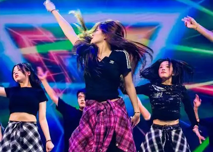 陌陌舞蹈女团出道 人气主播虎丫丫、小初心合体热舞引发网友关注